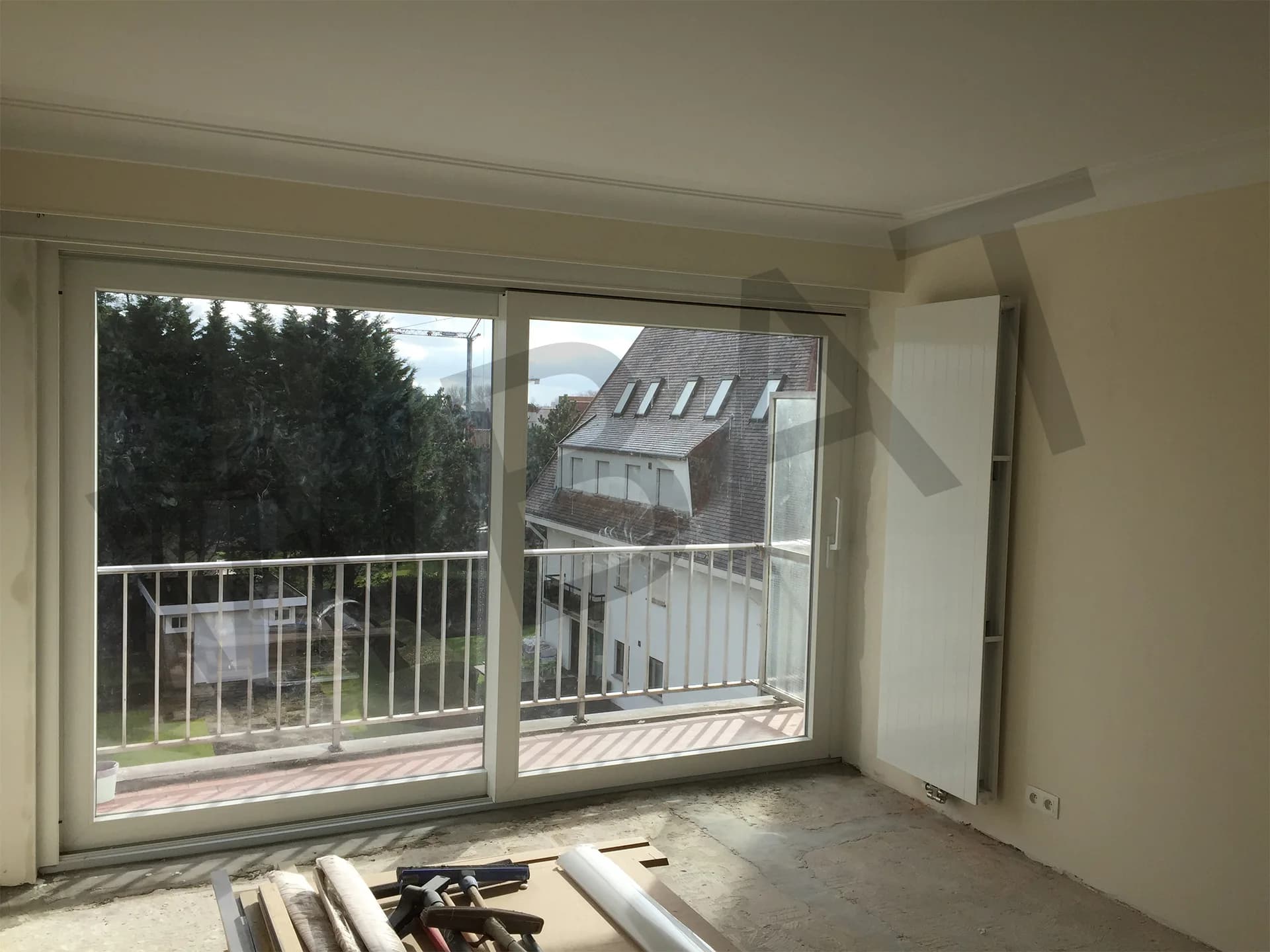 Nouvelle baie vitrée coulissante juste posée dans le séjour