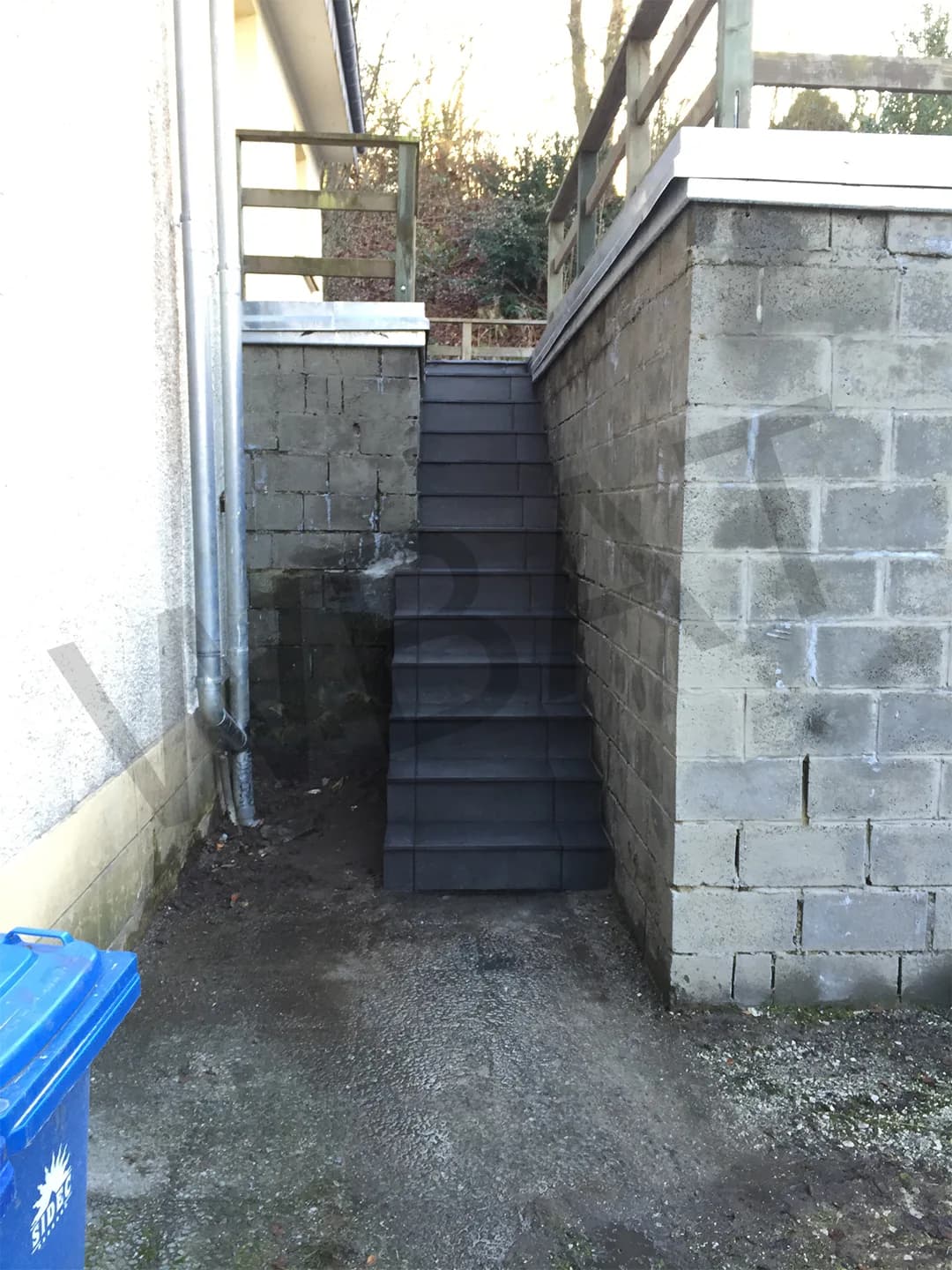 Mur reconstruit en blocs et nouvelles marches