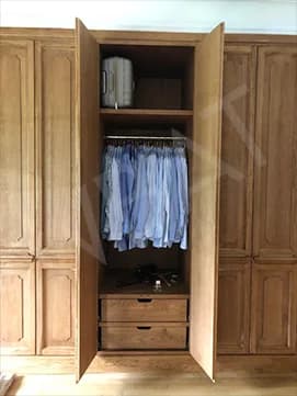 Penderie intérieure du dressing avec chemises