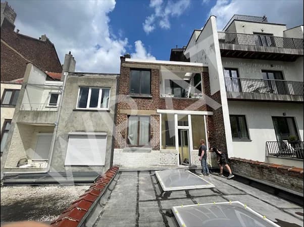 Nouveaux lanterneaux posés sur la toiture plate