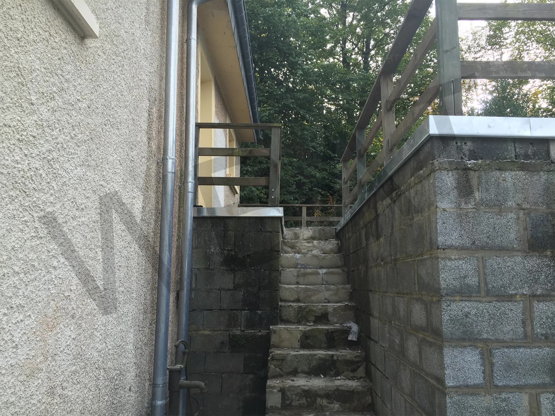 Ancien escalier en pierre et mur abîmé