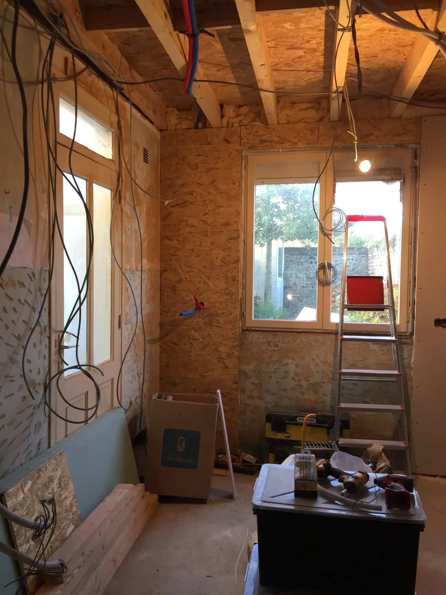 Chantier de rénovation en cours, ossature et câblage visibles